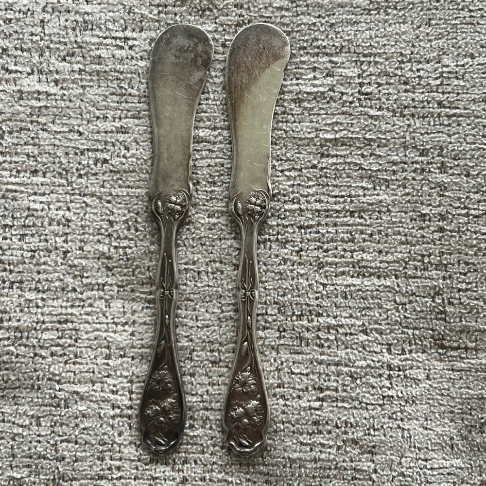 2 Vintage Wm Rogers Narcissus Silverplate Butter Spreaders Pat 1908 Floral